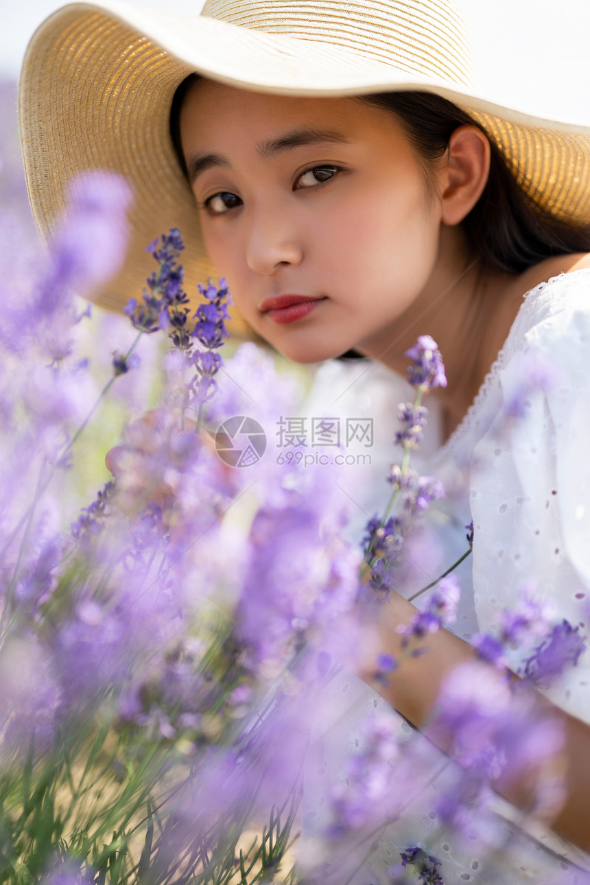 薰衣草花田里的美女图片