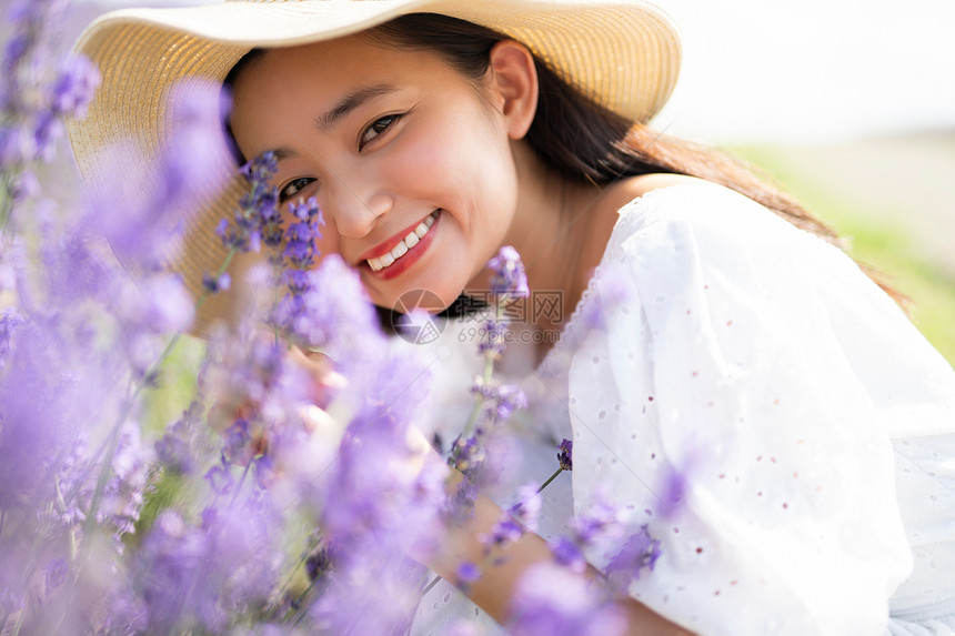 暑假休假花卉花田和妇女画象图片