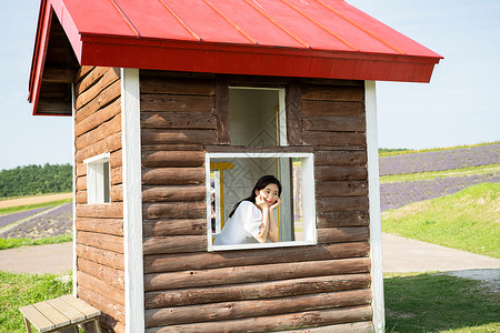 休闲单人初夏北海道景观和女图片