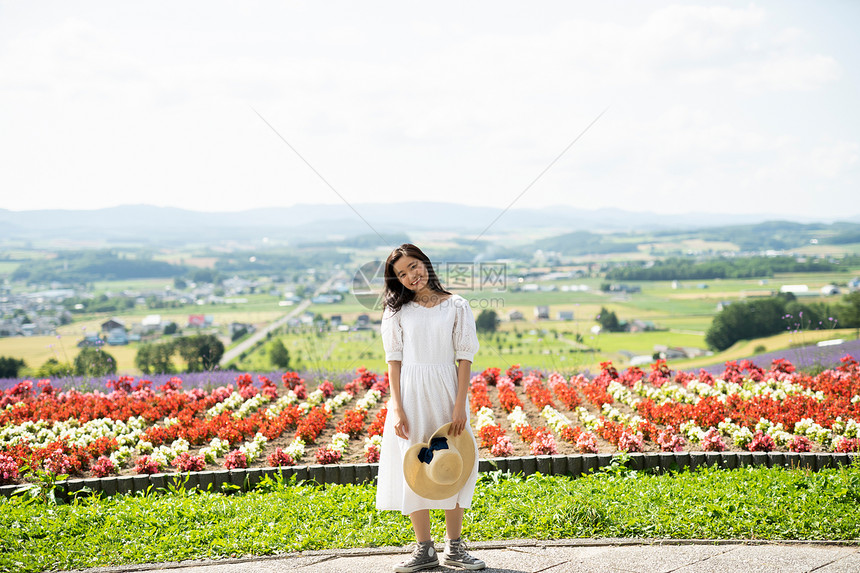 妇女在旅游景点游玩图片