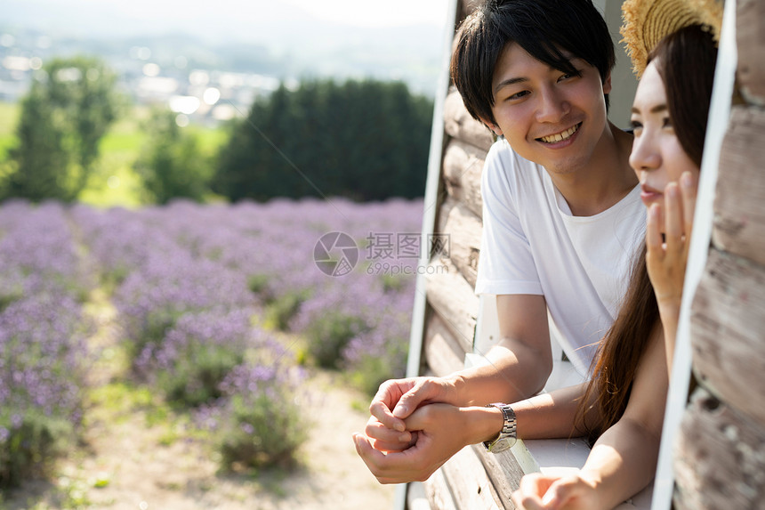 麦田里的幸福夫妇图片