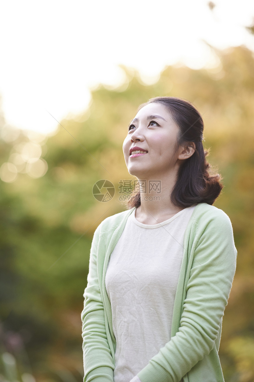 公园郊游的女人图片