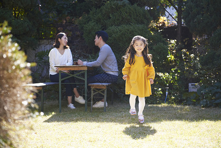 庭院里幸福的一家人图片