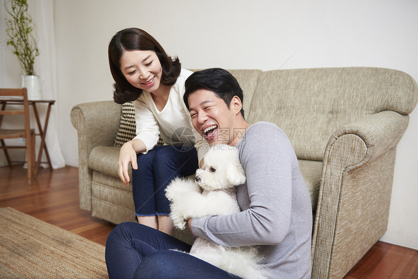 新生代30岁客厅家庭夫妻韩国人图片