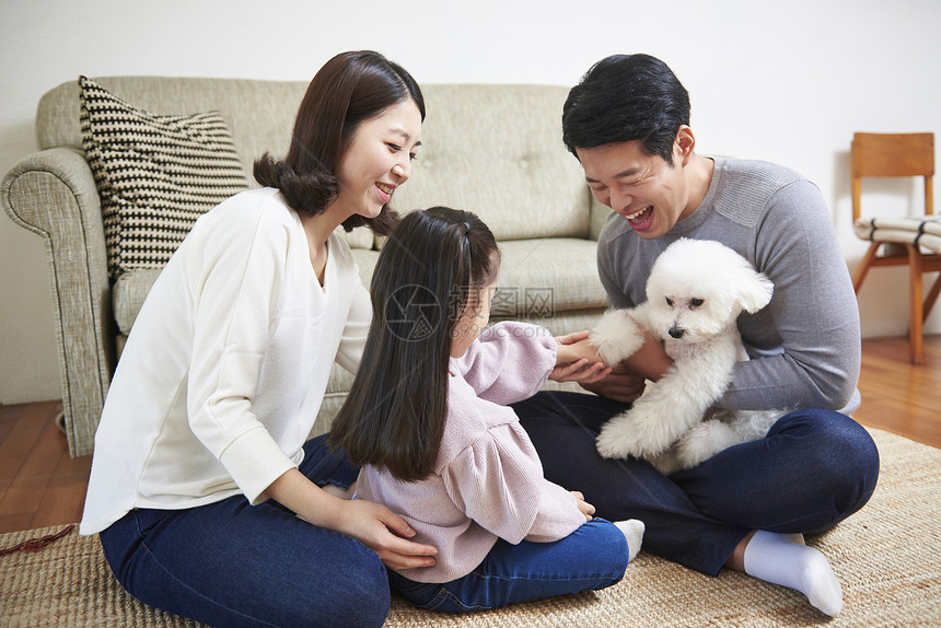 室内抱着宠物狗幸福的一家人图片