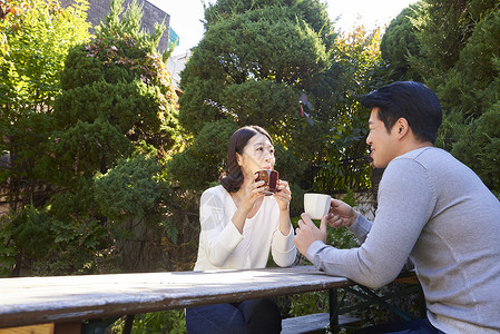 户外喝咖啡的夫妻家庭生活图片