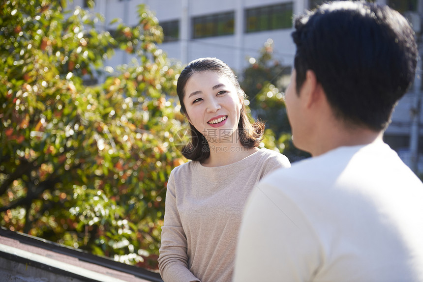 户外幸福的夫妻聊天图片