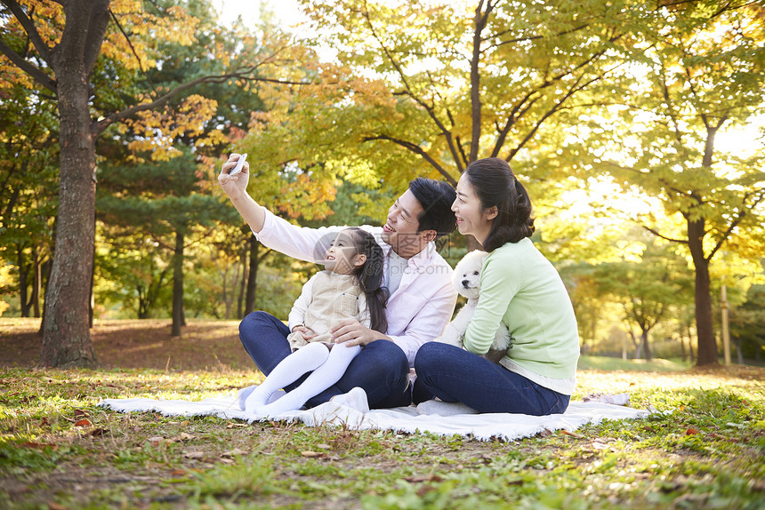 一家人在公园树林里玩耍图片