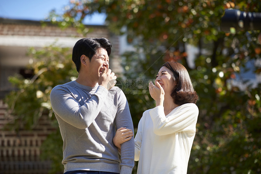 夫妻二人在花园里开心的聊天图片