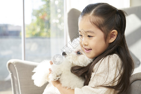 在一起拥抱宠物小狗女孩韩国人图片
