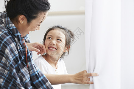 年轻的女孩父母身份好朋友亲子的生活方式图片