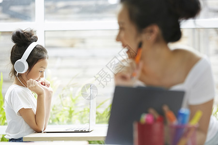 小女孩用电脑线上学习网课图片