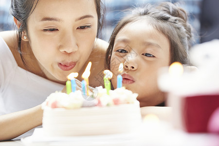 蛋糕女儿政党父母和孩子的生活方式生日图片