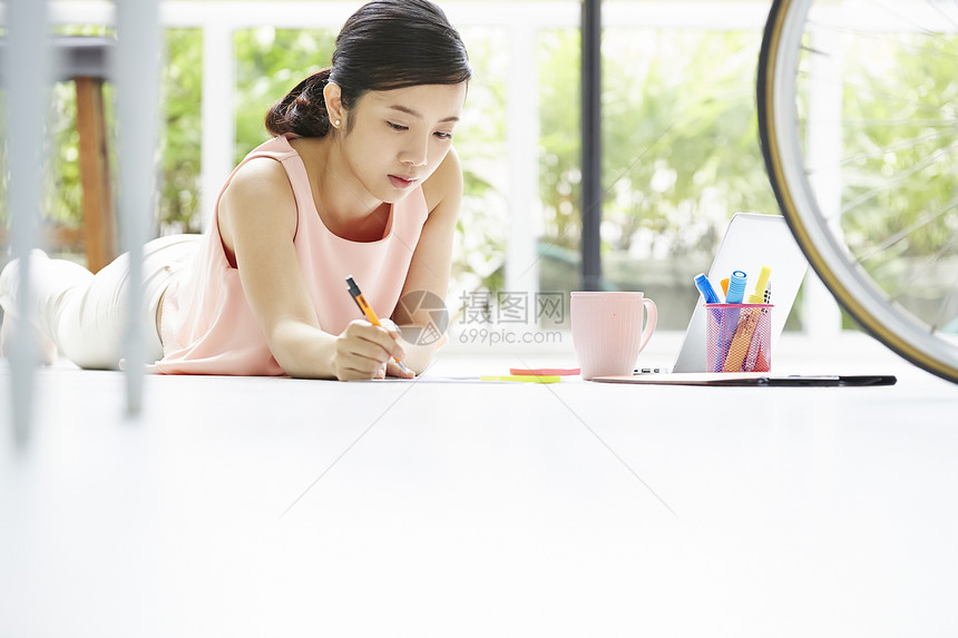 三十几岁在家上班泛亚洲女商人图片