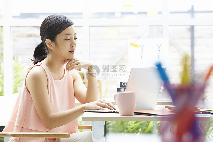 办公室上半身笔记本电脑女商人图片