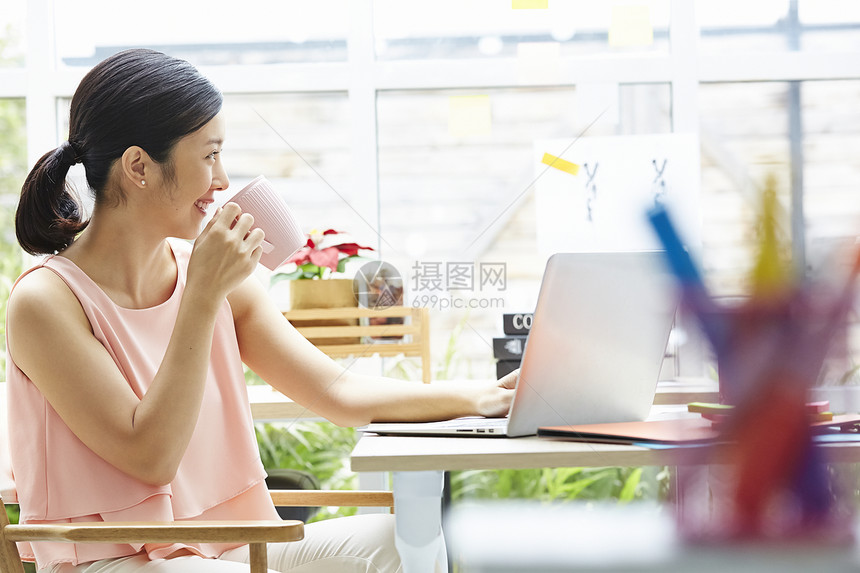 职业女年轻女全球业务女商人图片