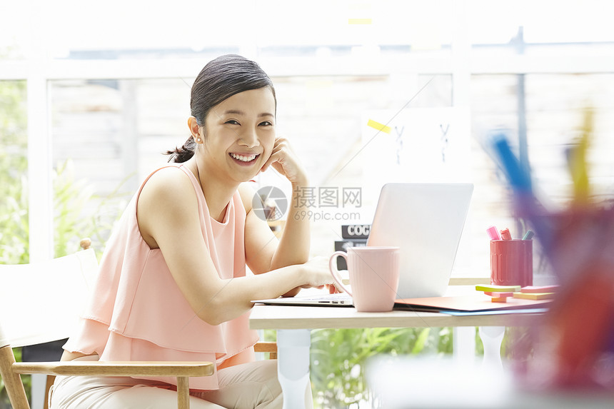 年轻女子人物白人女商人图片