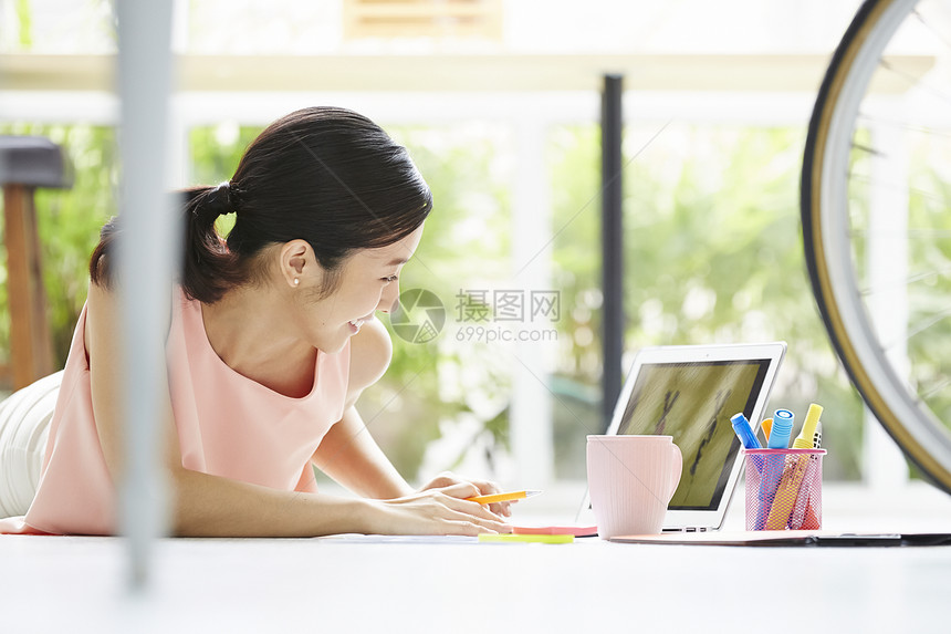 韩国人在家上班白人女商人图片