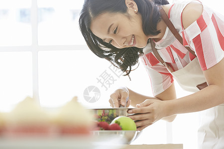 人类微笑家庭聚会女生活烹饪图片