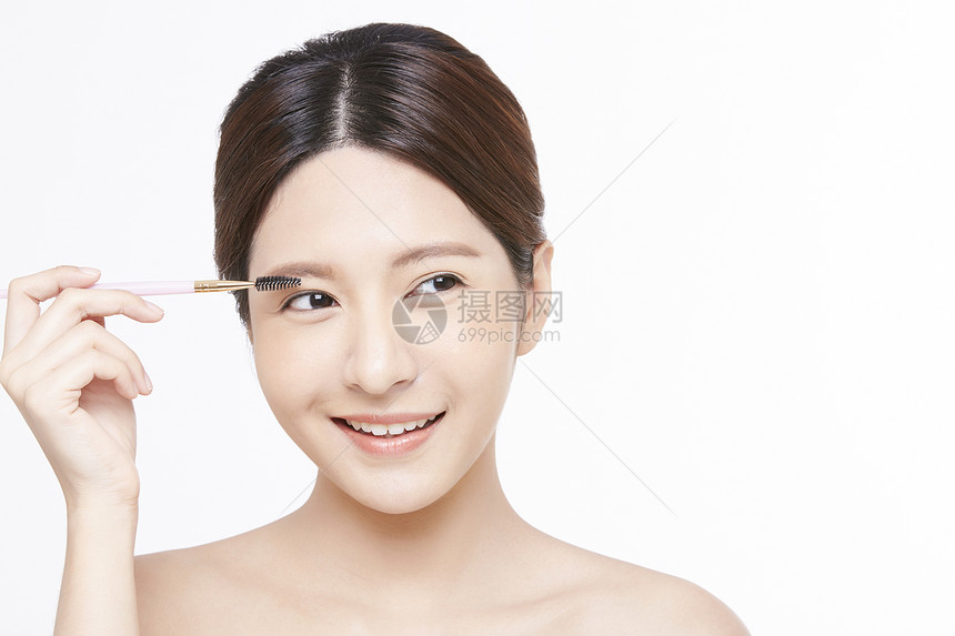 年轻女子使用眉刷图片