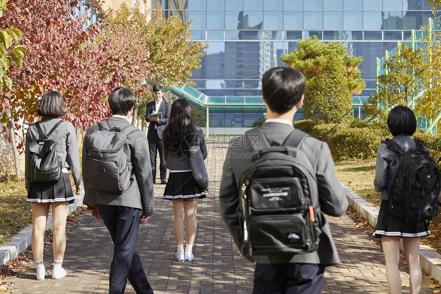 背着书包上学的男女高中生图片