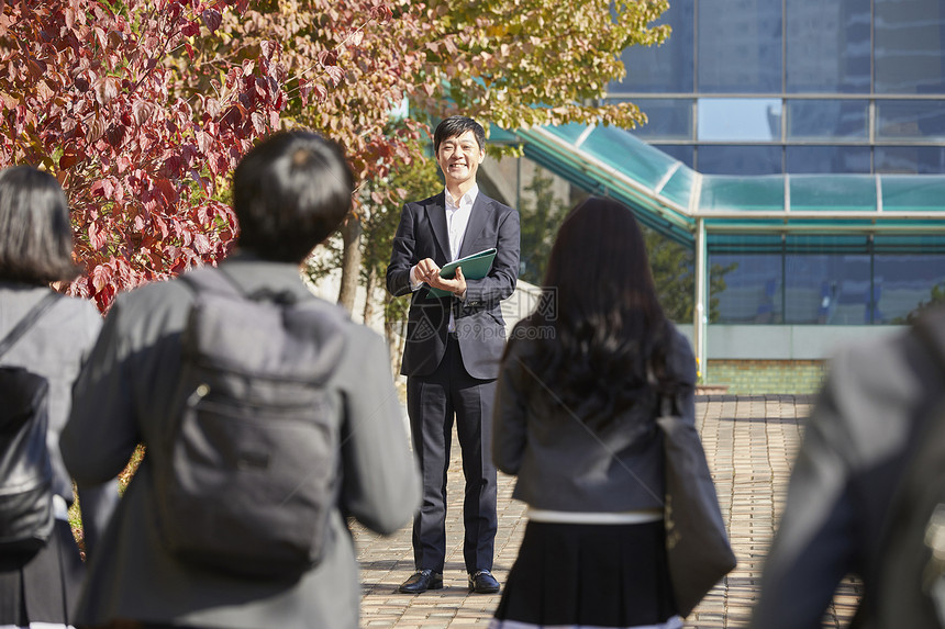 背着书包上学的男女高中生图片