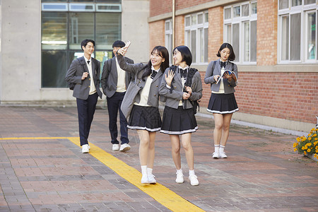 亚洲人行走自动照相机女人男人初中生高中生韩国人图片