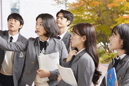 分庭律师坚定的凝视惊讶女人男人初中生高中生韩国人图片
