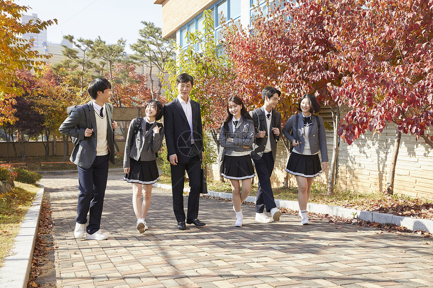 在一起判断职业的男女初中生高中生老师韩国人图片