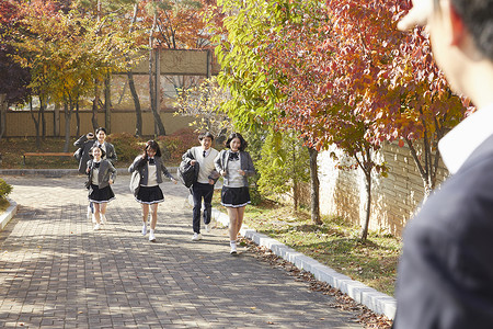 校舍在一起恳求男女初中生高中生老师韩国人图片