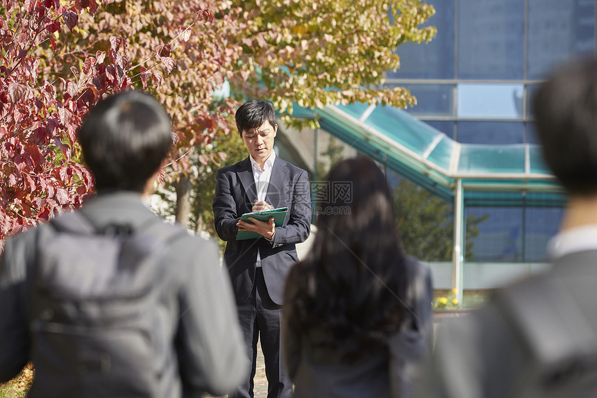 同学们背着书包进校园图片