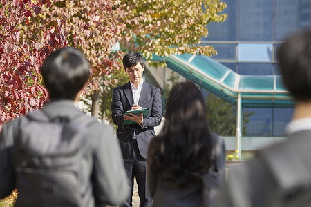 同学们背着书包进校园背景图片