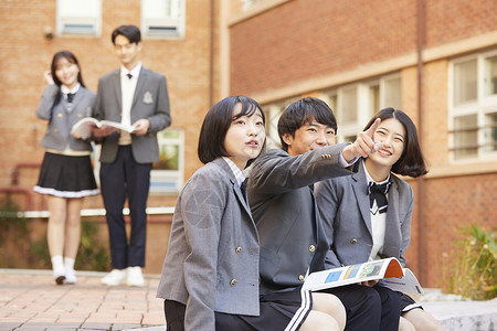 中学生学习讨论图片