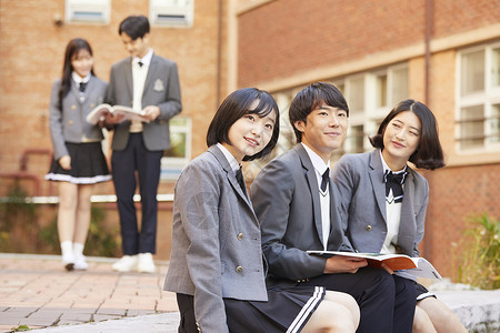 判断评价坐女人男人初中生高中生韩国人图片