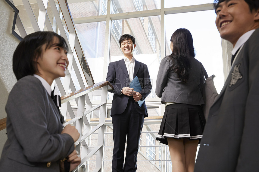 走廊里的老师和学生图片