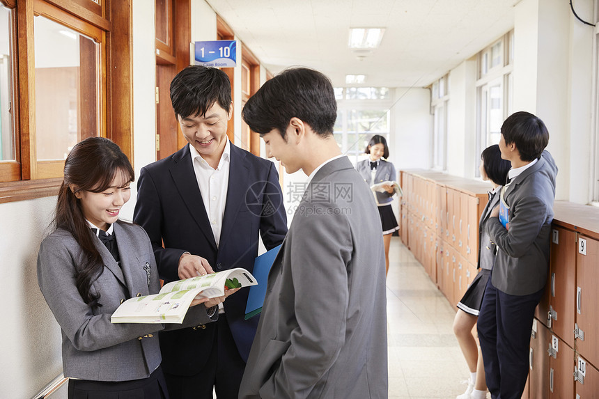 校园里青春靓丽的老师和学生图片