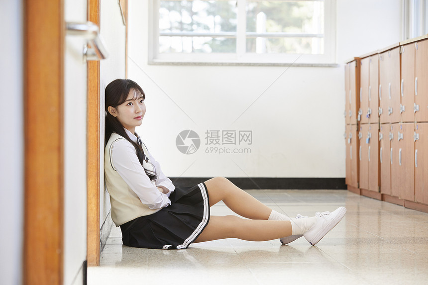 教室走廊里青春靓丽的学生图片