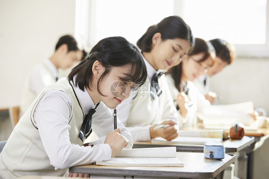 在课堂上上课学习的初高中生图片