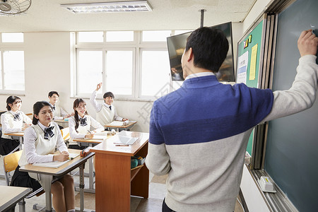 同学们在课堂上认真的听课图片