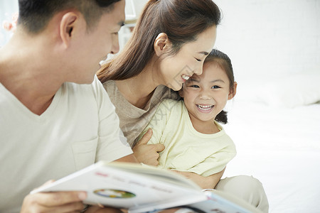 幸福家庭阅读书籍图片