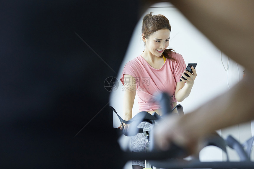 男女穿运动装在健美车上锻炼图片