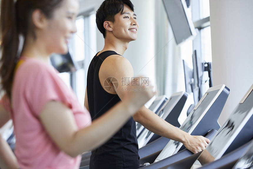 在健身房使用跑步机的人图片