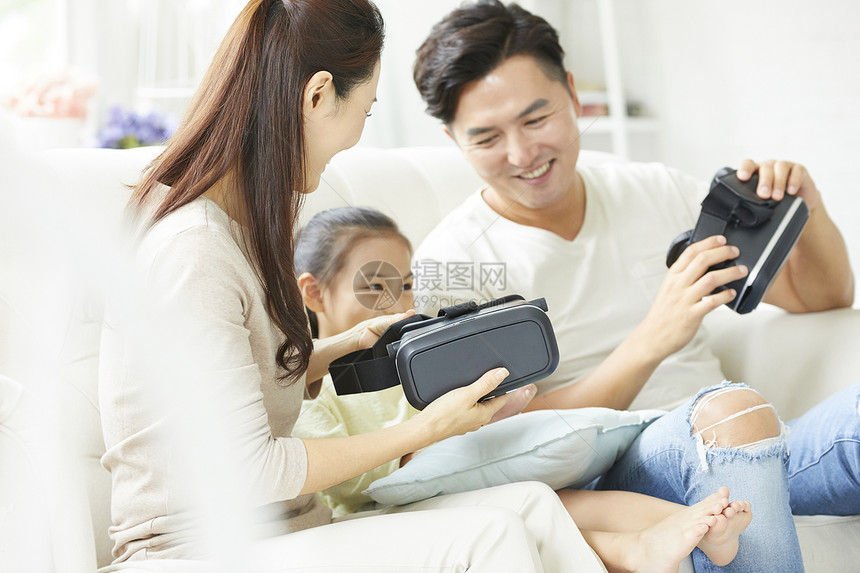 男子亚洲人客厅家庭生活方式vr图片