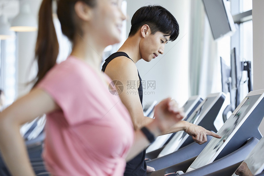年轻人在健身房运动图片