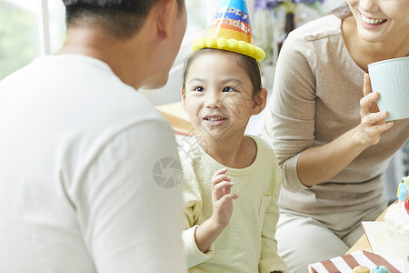 幸福一家人给女儿过生日图片