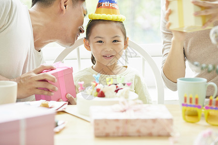 幸福一家人给女儿过生日图片