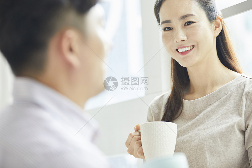 20多岁30多岁亚洲人夫妻生活方式图片