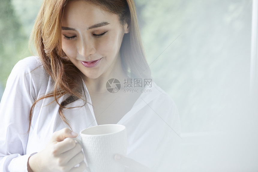 杯子胸像中华民族女人放松图片