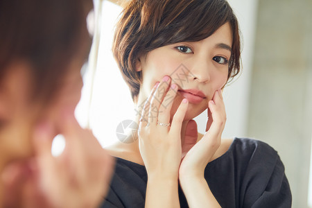 可爱的短发女孩图片