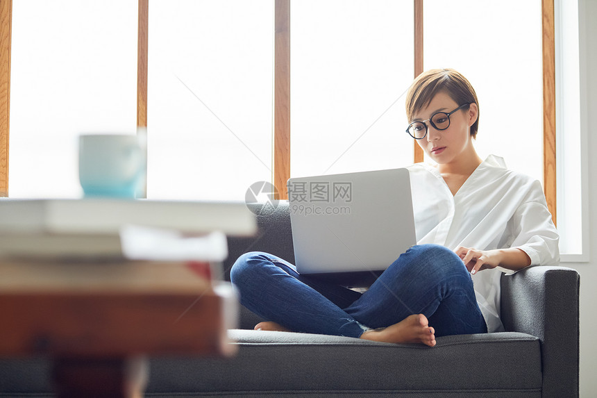 短发日本人室内捷径女人的业务图片